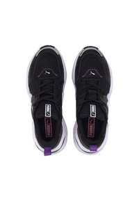 Svarta träningsskor med mesh- och syntetiska överlägg, lila accenter, vita sulor och framträdande logotyper på tungan och hälen.