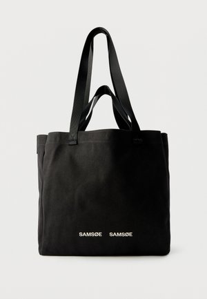 Borsa tote nera con due coppie di manici, con scritta bianca "SAMSOE SAMSOE" sul davanti, su uno sfondo chiaro e semplice.