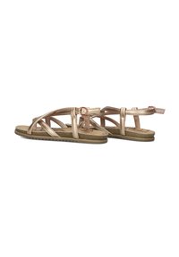 Metalen gouden sandaaltjes met kruislings gevlochten banden, verstelbare gesp, platte zool en textuur voor grip. Lichtgewicht ontwerp voor casual gebruik.