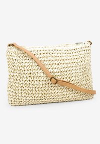 Borsa a tracolla in paglia tessuta di colore bianco sporco, con una tracolla in pelle marrone chiaro, forma rettangolare e superficie testurizzata con chiusura a zip.