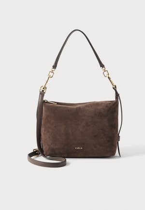Bruine suède Furla handtas met gouden hardware, korte handgreep en afneembare lange band op een lichte achtergrond.