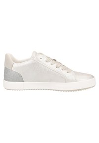Zapatillas deportivas con cordones en cuero plateado metálico con acabado texturizado. Suela de goma blanca y acento plateado en el talón. Diseño simple y aerodinámico.