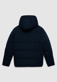 Giacca invernale imbottita di un blu navy scuro con trapuntatura orizzontale e cappuccio attaccato, mostrata da dietro su uno sfondo chiaro e uniforme.