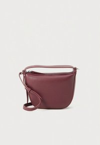 Sarkans ādas soma ar teksturētu virsmu, izliekta forma un noņemams plecu siksna. Aprīkota ar augšējo rāvējslēdzēja aizdari ērtai piekļuvei.