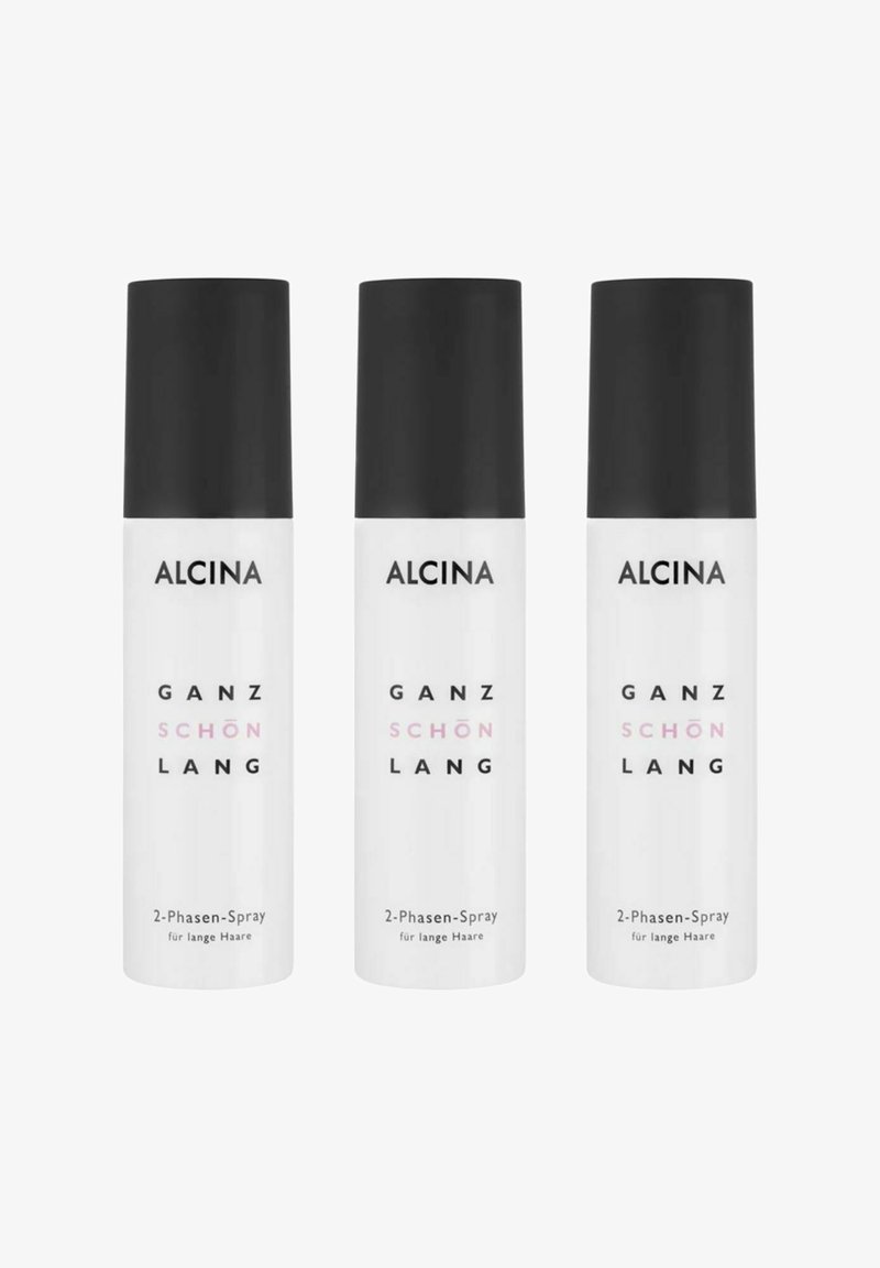 Drei weiße Sprayflaschen mit schwarzen Kappen, beschriftet mit "ALCINA GANZ SCHÖN LANG 2-Phasen-Spray für lange Haare" in schwarzer und pinker Schrift.