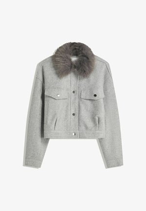 Graue, taillierte Jacke mit einem Kunstfellkragen, zwei Fronttaschen und Druckknöpfen. Aus einem strukturierten Stoff für zusätzliche Wärme gefertigt.