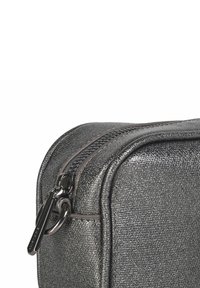 Metallic grå kosmetik taske med en tekstureret overflade, der har en glat lynlås og et stilrent, kompakt design.