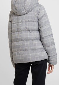 KIOMI Daunenjacke - white