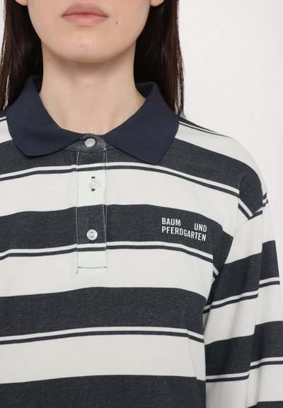 Gestreiftes Polohemd in Marineblau und Weiß, mit einem gerippten Kragen, drei Knöpfen und einem Logo auf der Vorderseite. Hergestellt aus weichem, strukturiertem Stoff.