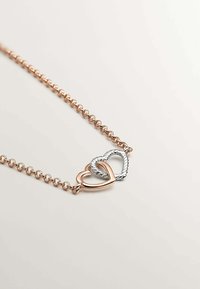 Collar de cadena en color oro rosa con dos corazones entrelazados; uno liso y pulido, el otro en estilo de cuerda retorcida de plata.