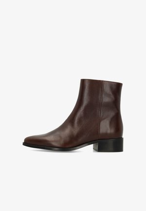 Stivaletto alla caviglia in pelle marrone con finitura liscia, punta appuntita e tacco quadrato basso. Design minimalista senza decorazioni.
