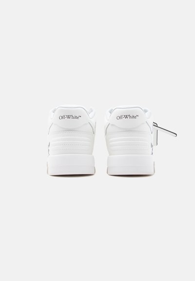 Ζευγάρι λευκών παπουτσιών Off-White, εμφανιζόμενα από πίσω, με ανάγλυφη ραφή και μαύρο κείμενο "Off-White™" στις ταμπελάκια της φτέρνας.