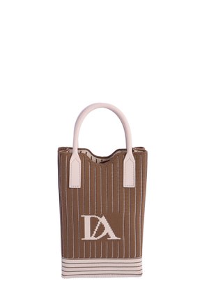 Bolso tote de rayas verticales en marrón y beige con asas beige redondeadas y un logo blanco "DA" en el centro frontal.