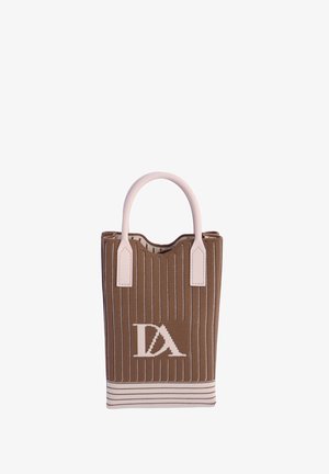 Bolso tote de rayas verticales en marrón y beige con asas beige redondeadas y un logo blanco "DA" en el centro frontal.