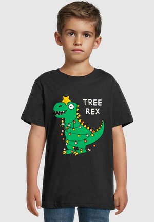 Melnā T-kreklā, uz kura attēlots zaļš karikatūru dinoss, ar svītru gaismiņām un zvaigzni uz galvas, uzraksts "TREE REX." Īsas piedurknes, kokvilnas audums.