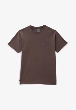 T-shirt en coton marron avec manches courtes, encolure ronde et petit patch logo noir sur la poitrine gauche. Texture lisse.