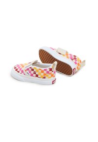 Sneakers typu slip-on w kratkę w kolorach różowym, pomarańczowym i żółtym. Biała gumowa podeszwa, beżowe akcenty i teksturowana brązowa podeszwa.