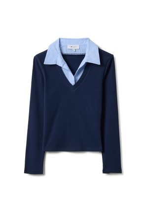 Marineblauw shirt met lange mouwen en een V-hals, met een lichtblauwe en witte gestreepte kraag. Zachte textuur, aangesloten ontwerp en minimalistisch detail.