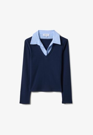 Camisa de manga larga azul marino con cuello en V, que presenta un cuello a rayas en azul claro y blanco. Textura suave, diseño ajustado y detalle minimalista.