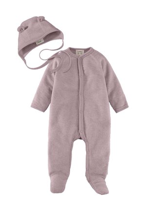 Weicher lavendelfarbener Baby-Strampler mit Füßchen und vorderen Druckknöpfen, kombiniert mit einer passenden Mütze mit kleinen Bärenohren und Kinnriemen.
