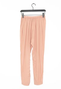 Lichtroze, relaxte broek met een gegolfde tailleband, gemaakt van zachte stof, met verticale plooien voor extra textuur.