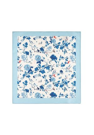 Jedwabny kwadratowy szalik z niebieskim wzorem kwiatowym na białym tle, wykończony jasnoniebieską bordiurą. Gładka faktura, delikatny wzór.