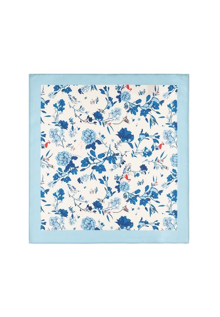 Jedwabny kwadratowy szalik z niebieskim wzorem kwiatowym na białym tle, wykończony jasnoniebieską bordiurą. Gładka faktura, delikatny wzór.
