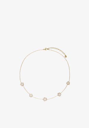 Delicado collar de cadena de oro con cinco pequeños colgantes blancos en forma de trébol de cuatro hojas distribuidos uniformemente a su alrededor.
