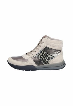 Beige Wildlederschuhe im High-Top-Stil mit metallischen Akzenten und einem Leopardenmuster-Panel. Sie verfügen über flache Schnürsenkel und eine strukturierte Gummisohle.