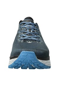 Männersportschuhe mit einem dunkelgrauen Obermaterial aus Mesh, blauen Akzenten, strukturiertem Sohlen und einer schwarzen Fersenkappe. Verfügt über robuste Schnürsenkel und Logodetails.