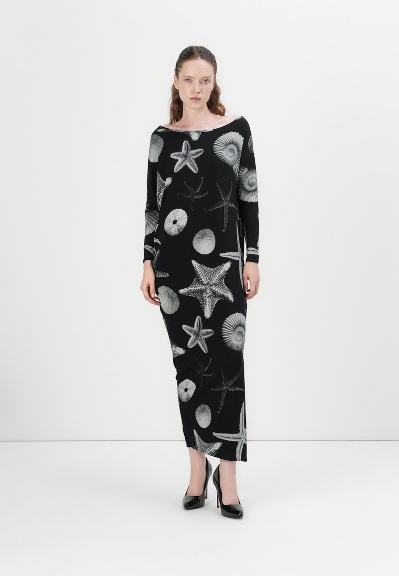 Schwarzes, langärmeliges Kleid mit taillierter Silhouette, das mit einem Muster aus weißen Muscheln und Seesternen verziert ist, aus einem weichen, strukturierten Stoff gefertigt.