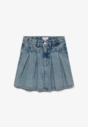 Lichtblauwe denimrok met geplooid ontwerp, onafgewerkte zoom en knoopsluiting. Voorzien van een tailleband en een label aan de binnenkant.