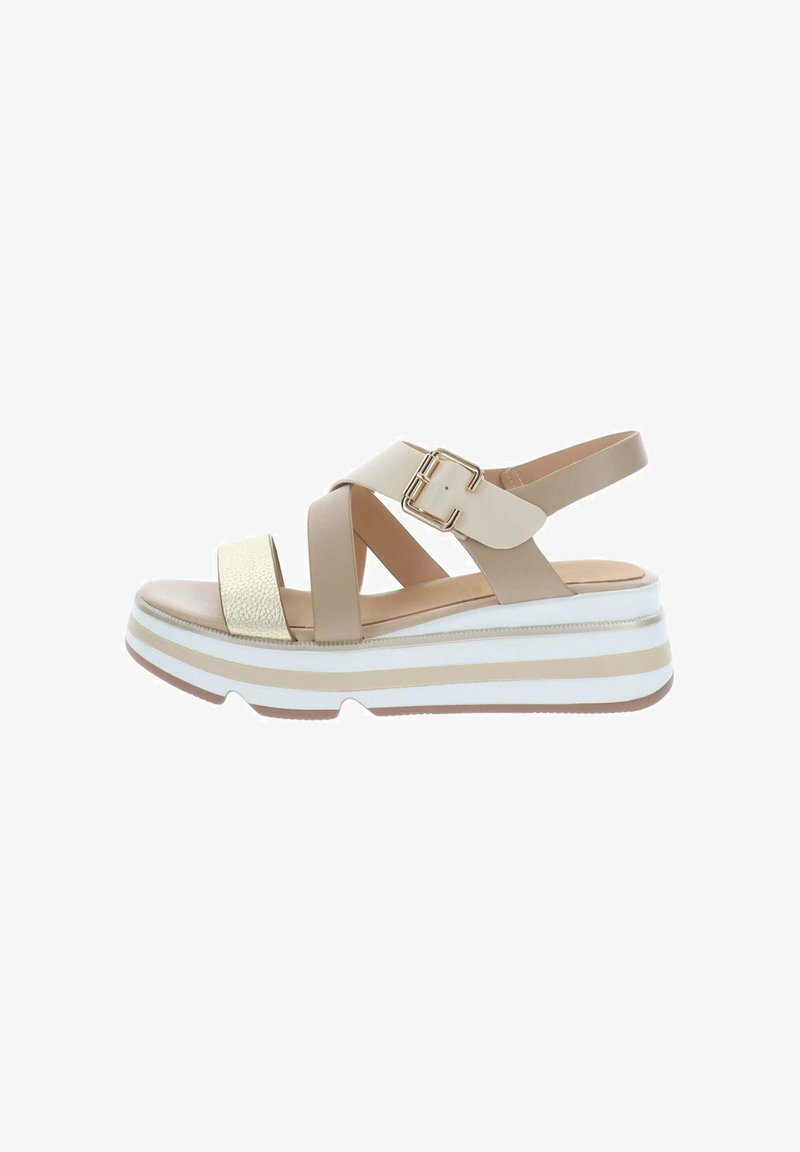 Sandalia de plataforma beige y dorada con tiras cruzadas, hebilla dorada y suela rayada blanca y beige.