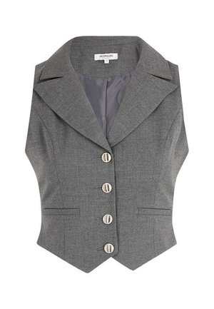 Gilet grigio su misura con colletto sciallato, cinque bottoni e due tasche frontali. Realizzato in tessuto testurizzato, con una fodera interna liscia.