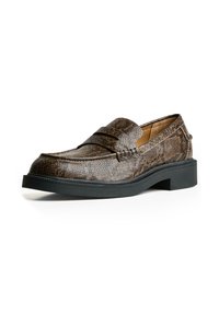 Mocassino in finta pelle di serpente marrone con una bassa suola nera a piattaforma. Presenta una fascia cucita sul davanti e una fodera liscia.