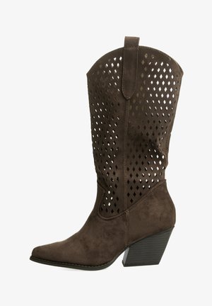 Bota vaquera de ante marrón hasta la mitad de la pantorrilla con recortes en forma de diamante, punta puntiaguda, lengüeta para tirar y tacón bloque apilado.