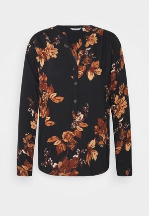 Blouse à manches longues en tissu noir présentant de grands motifs floraux orange et marron, avec une patte de boutonnage, une coupe décontractée et un col rond.