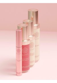 Vier Serumflaschen in Pastellfarben: ein pinker Lippenapplikator, ein pinkes Regenerationsserum, ein glühendes Serum in Hellrosa und ein klares Haars serum.