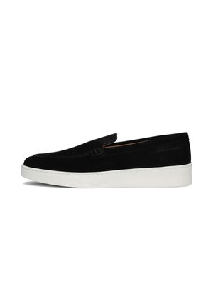 Zwarte suède instaploafer met een witte rubberen zool, minimalistische stikdetails en een lage enkelsnit, weergegeven in zijprofiel.