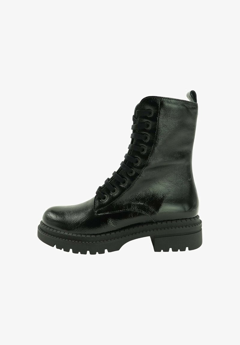 Botas de cuero negro hasta el tobillo con un acabado brillante, que presentan un frente con cordones, puntera redonda y una suela de goma gruesa con patrones de textura.