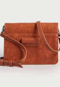Borsa a tracolla in similpelle marrone con design piatto, patta frontale, tracolla regolabile e un piccolo dettaglio decorativo.