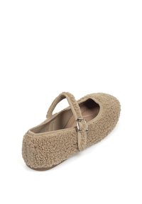 Bailarinas de ante beige y borroso que cuentan con una puntera redonda, una correa decorativa con hebilla y una parte superior de tela suave y texturizada.
