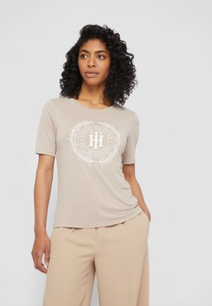 REGULAR CREST OPEN TEE - Print T-shirt - beige