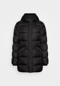 Zwarte pufferjack met een capuchon, voorzien van een knoopsluiting, twee zijzakken en een gewatteerd ontwerp voor isolatie. Glad, glanzend textuur.