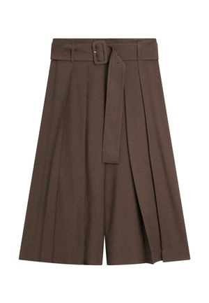 Brązowa plisowana spódnica z wysokim stanem, z dopasowanym paskiem z tkaniny i prostokątną klamrą, o długości do połowy łydki, z uporządkowanymi plisami.