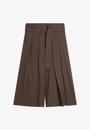 Brązowa plisowana spódnica z wysokim stanem, z dopasowanym paskiem z tkaniny i prostokątną klamrą, o długości do połowy łydki, z uporządkowanymi plisami.