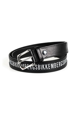 Sort læderbælte med en sølvmetal spænde, der har et fedt hvidt brandlogo trykt langs remmen. Glat tekstur, klassisk design.