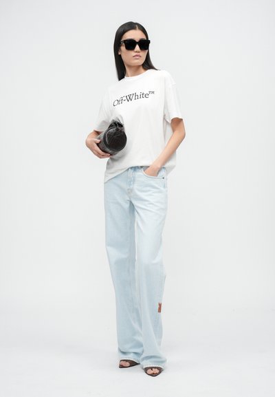 Valge T-särk "Off-White" logo, heledast sinisest denimpüksid, must kott ja mustad ruudukujulised prillid. Sile kangas, mugav lõige, minimalistlik disain.