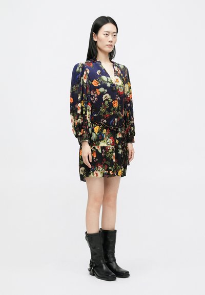 Virágmintás ruha mély V kivágással, puffos ujjakkal és főtett derékkal; sötétkék háttér színes rózsa- és virágmintákkal. Fekete térdfeletti csizmák.