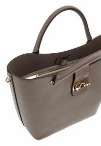 Sac à main en simili cuir gris avec deux poignées supérieures, une fermeture éclair et des accents dorés. L'intérieur présente une doublure rayée et une poche.